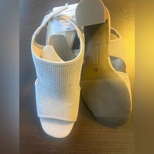 Liz Claiborne Goldwin Cream Peep Toe Sandals